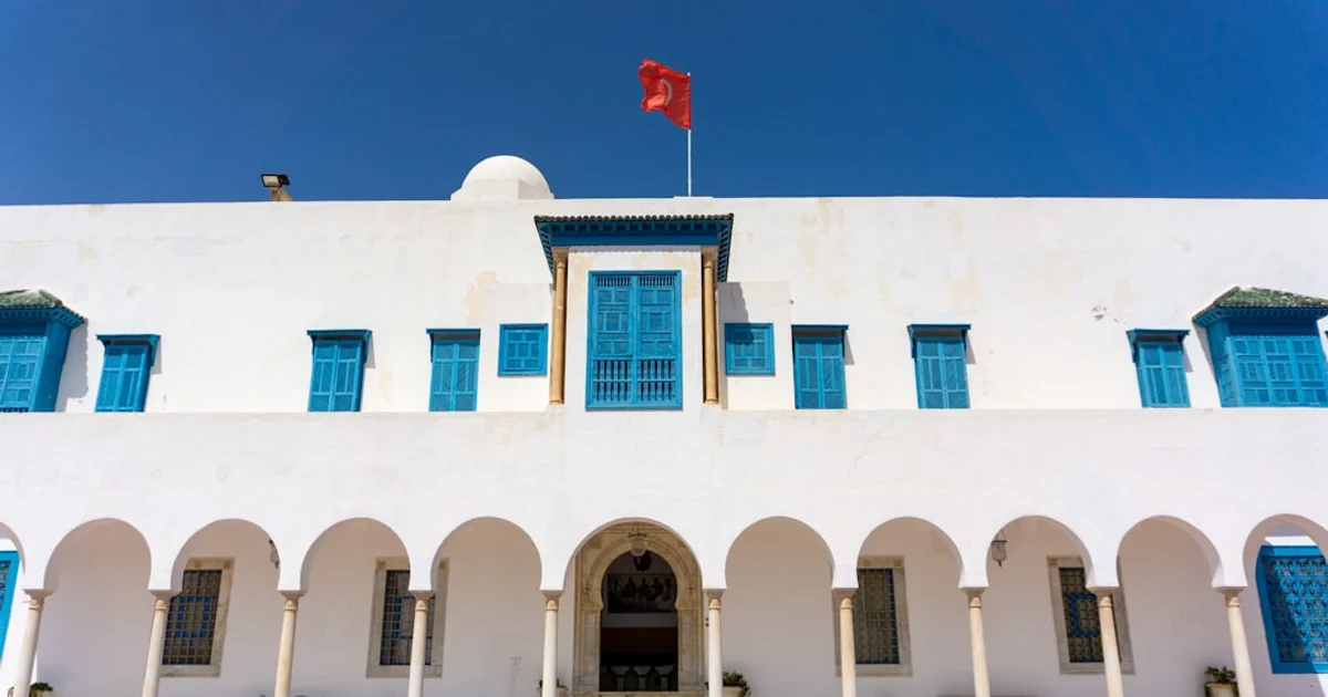 Signature d'un acte de vente immobilier chez un notaire en Tunisie