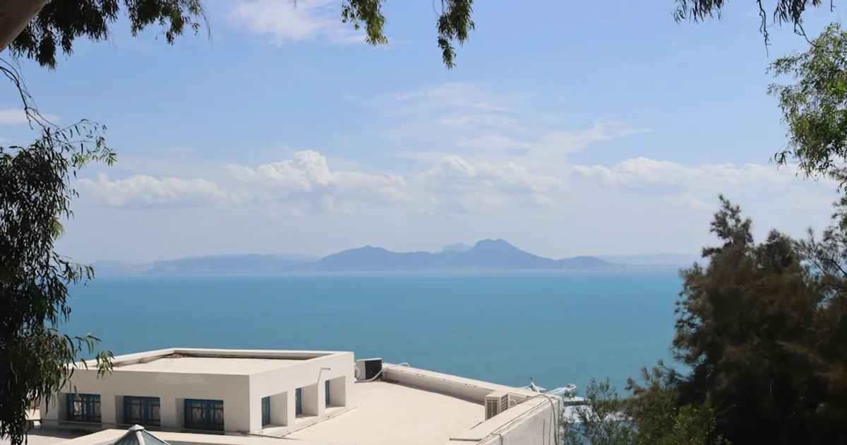 Vue de Menzel Bourguiba au bord du lac de Bizerte avec le tissu industriel du nord tunisien