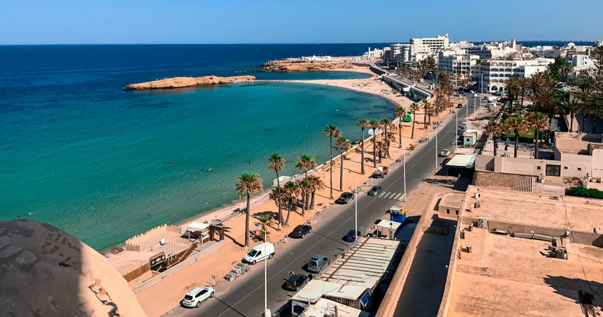 Villa traditionnelle djerbienne à Midoun avec palmiers et plage de la zone touristique de Djerba