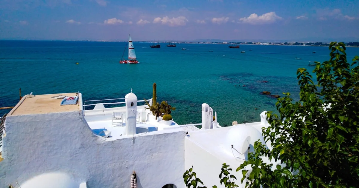 Vue de Radès avec le stade olympique et le port de commerce dans la banlieue sud de Tunis