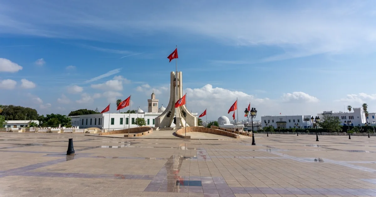 Balance comparant une clé de location et un acte d'achat immobilier en Tunisie